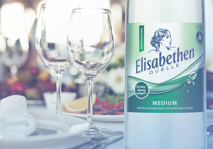 gedeckter Tisch mit Produkt gedeckter Tisch mit Produkt