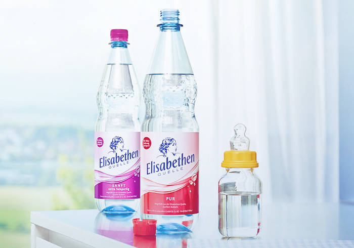 Elisabethen Quelle Für Babynahrung geeignet Elisabethen Quelle Pur und Sanft neben einer Babyflasche.