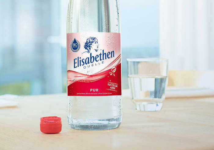 Elisabethen Quelle Bewährte Qualität Elisabethen Quelle Pur Flasche auf einem Tisch.