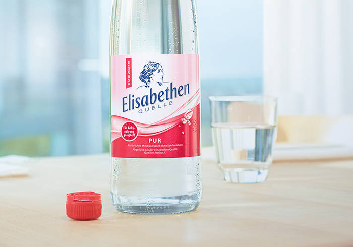 Elisabethen Quelle Bewährte Qualität Elisabethen Quelle Pur Flasche auf einem Tisch.